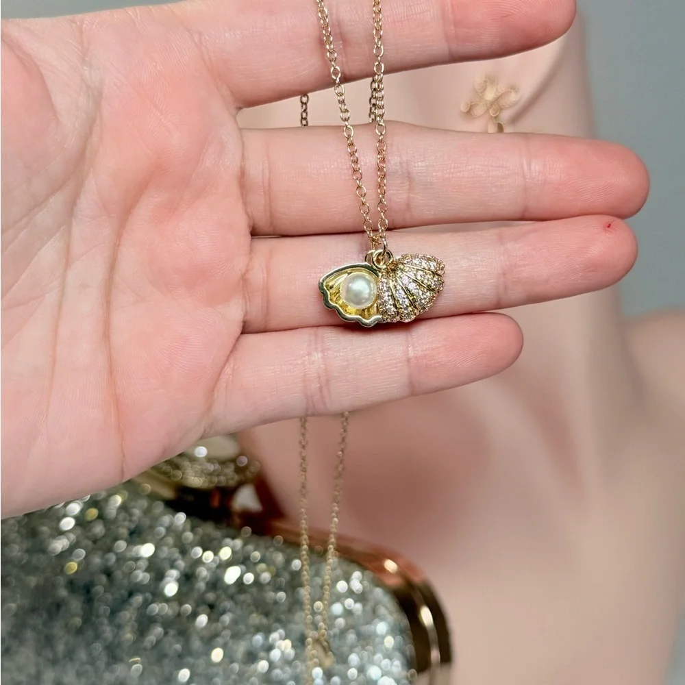 Elegant Gold Shell Pendant Necklace - Picture 6 of 10